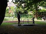 Kind spielt mit Vater auf dem Spielplatz