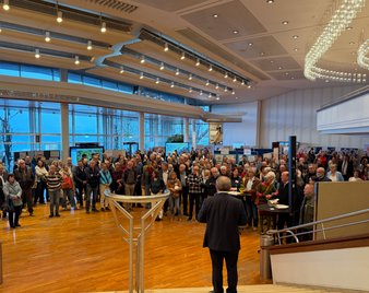 Die Bürgerinnen und Bürger im Foyer des Graf-Zeppelin-Hauses