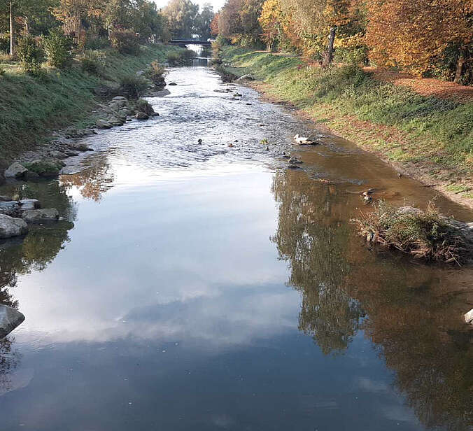 Fluß Rotach mit bearbeitetem Ufer wegen hochwassersicherem Ausbau