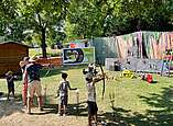 Beim Bogenabteuer auf der Aktionswiese konnten sich Kinder und Eltern beim Bogenschießen ausprobieren. 