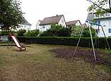 Spielplatz mit Rutsche und Schaukel