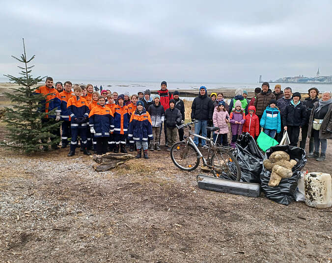 Gruppenbild mit Menschen und Müll. (Foto: Stadt Friedrichshafen)