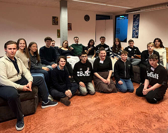 Frauen und Männer sitzen auf der Couch