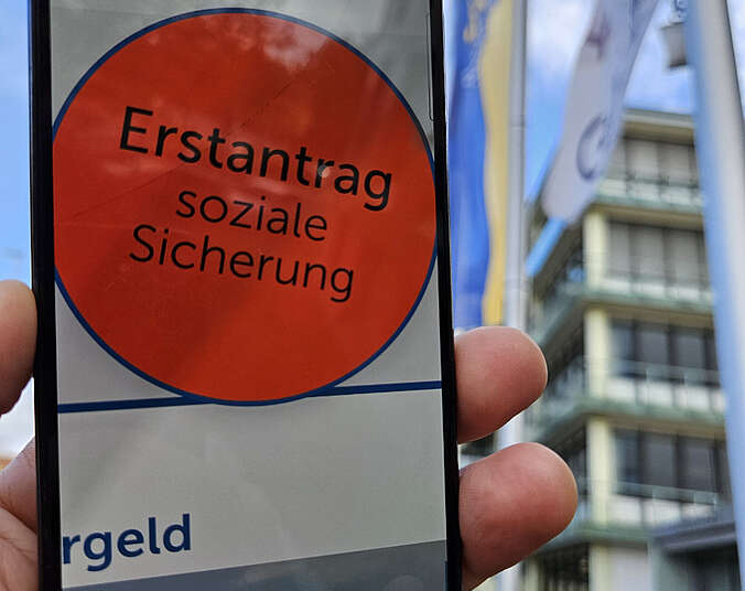 Handydisplay mit Symbol Erstantrag. (Foto: Landratsamt Bodenseekreis)