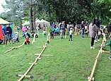 Die 100 Meter lange Murmelbahn auf der Aktionswiese des Kulturufers sorgte generationenübergreifend für Staunen und Spielspaß. (Foto: Stadt Friedrichshafen)