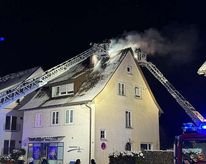 Feuerwehr mit Drehleitern bei Dachstuhlbrand