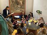 Die Schelmengeschichten des Till Eulenspiegel hat Dominik Hartlieb für seine Vorlesestunde ausgesucht. Bild: Schulmuseum FN