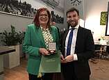 Cornelia Nachbaur-Naulin mit Ehrenmedaille der Stadt Friedrichshafen und Fabian Müller, Erster Bürgermeister