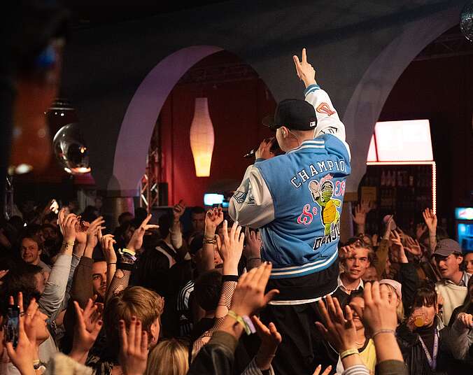 Sänger in einer Menge von Menschen