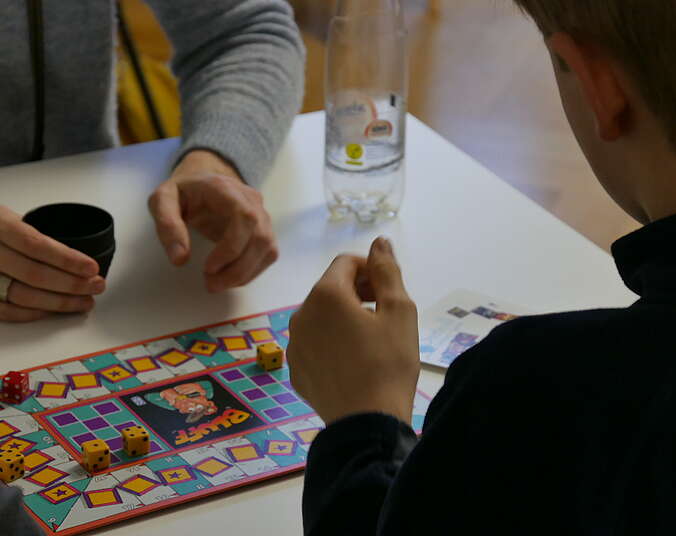 Menschen spielen ein Brettspiel