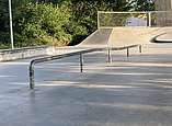 Ein Flatrail ist eine Stange aus Metall, die waagerecht auf dem Boden steht.
Im Skatepark Friedrichshafen findet sich ein Flatrail, welches über zwei unterschiedliche Höhen verfügt. Aufgrund des dadurch entstehenden Knick in der Stange wird diese Art von Flatrail auch Kinkrail bezeichnet.
An einem Flatrail lassen sich alle Grind und Slide Tricks, welche man an einem Curb machen kann, praktizieren. Jedoch ist es wesentlich schwieriger auf der Metallstange die Balance zu halten.