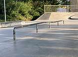 Ein Flatrail ist eine Stange aus Metall, die waagerecht auf dem Boden steht.
Im Skatepark Friedrichshafen findet sich ein Flatrail, welches über zwei unterschiedliche Höhen verfügt. Aufgrund des dadurch entstehenden Knick in der Stange wird diese Art von Flatrail auch Kinkrail bezeichnet.
An einem Flatrail lassen sich alle Grind und Slide Tricks, welche man an einem Curb machen kann, praktizieren. Jedoch ist es wesentlich schwieriger auf der Metallstange die Balance zu halten.