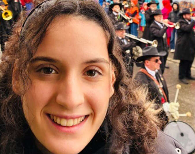 Portrait Frau im Hintergrund Musikkapelle