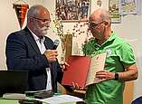 An der TSG-Mitgliederversammlung überreichte der stellvertretende Ortsvorsteher Bruno Kramer  den Ehrenbrief der Ortschaft Ailingen an Martin Michel.