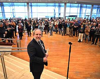 Simon Blümcke vor den Besuchern der Einwohnerversammlung