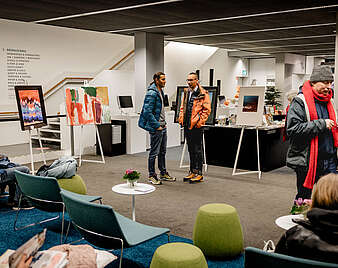 Menschen bei Kunstausstellung