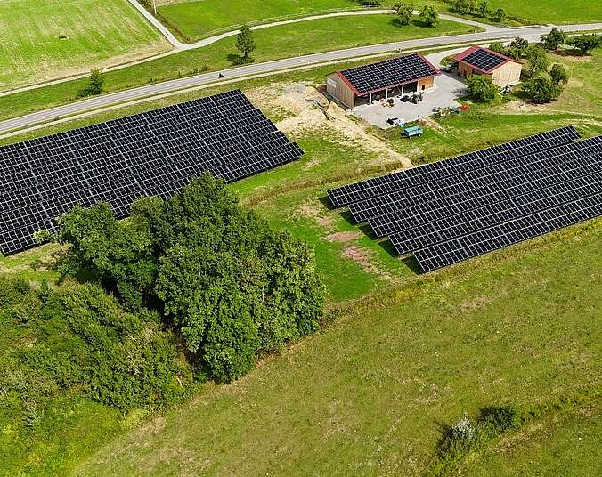 Luftbild zeigt die Agri-PV-Anlage in Schnetzenhausen von oben