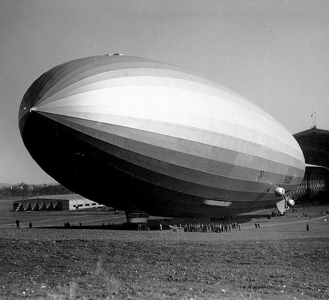 historisches altes Bild vom Zeppelin