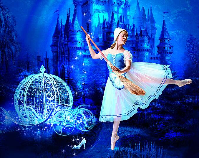 Eine junge Balletttänzerin auf Spitzenschuhen trägt ein blaues Mieder mit weißem, wadenlangem Tüllrock und eine weiße Haube. Sie hält einen Besen. Im Hintergrund sind grafisch ein Schloss im Wald sowie eine gläserne Kutsche und Schuh abgebildet.
