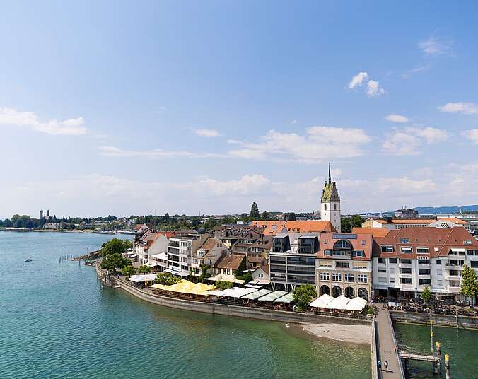 Bodensee und Stadtansicht mit Uferpromenade