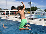 Kind springt ins Wasser