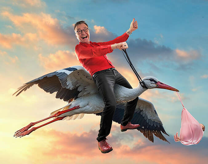 Mann auf fliegendem Storch, (Foto: Heinrich Del Core)