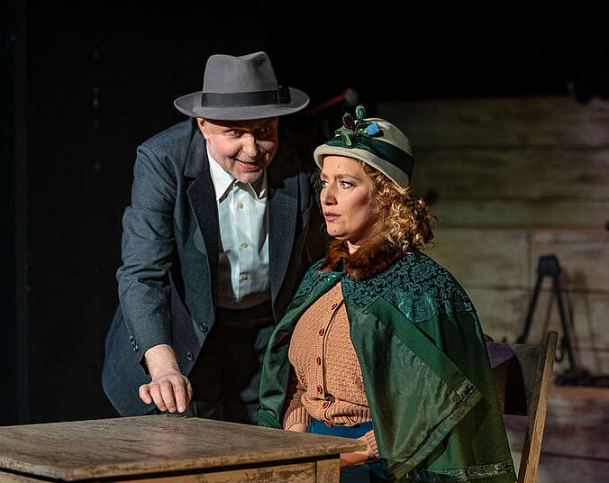 Frau und Mann an einem Tisch