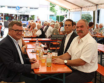 Männer am Biertisch