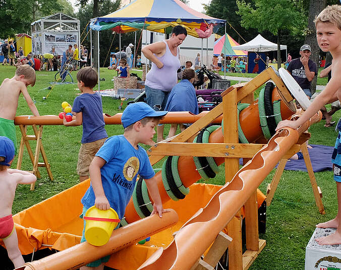 Spielende Kinder auf der Aktionswiese beim Kulturufer.