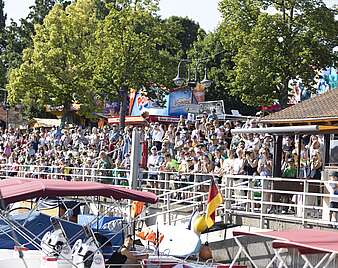 Menschenmenge an Ufer des Bodensees