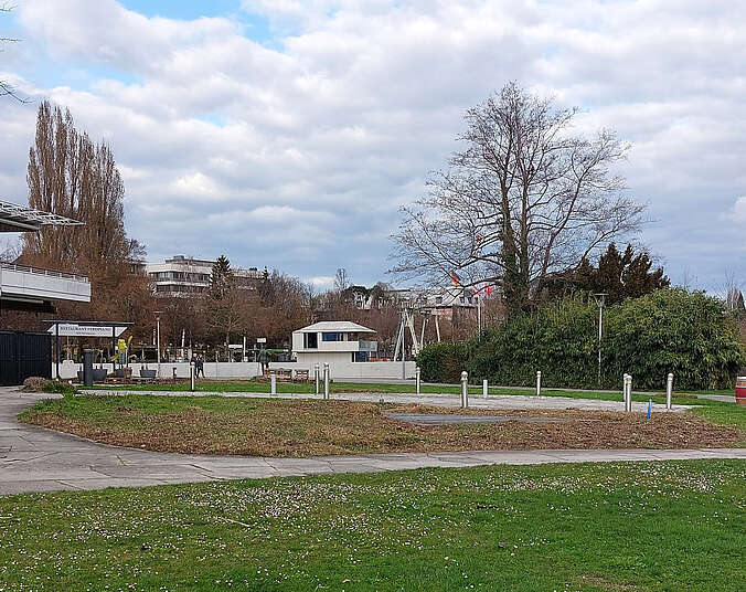 Blick auf abgeräumte Grünfläche vor GZH-Gebädue