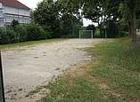 Bolzplatz mit zwei Fußballtoren