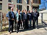 von links: Dieter Stauber (Bürgermeister der Stadt Friedrichshafen), Ralph Erhardt (Leiter des Amtes für Digitalisierung, Smart City und Informationstechnik), Nicole Dunkenberger (Abteilungsleiterin Organisationsentwicklung und digitale Transformation), Stefan Krebs (Beauftragter der Landesregierung für Informationstechnologie), Stefan Dunkenberger (Abteilungsleiter Mobilität und Verkehr), Stefan Wald (Abteilung Organisationsentwicklung und digitale Transformation), Hans-Jörg Schraitle (Amtsleiter Bürgerservice, Sicherheit und Ordnung), Damian Krämer (Abteilungsleiter Bußgeldwesen) und Felix Engesser (Kommandant Feuerwehr Friedrichshafen)