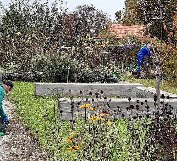 Zwei Männer arbeiten im Schaugarten.