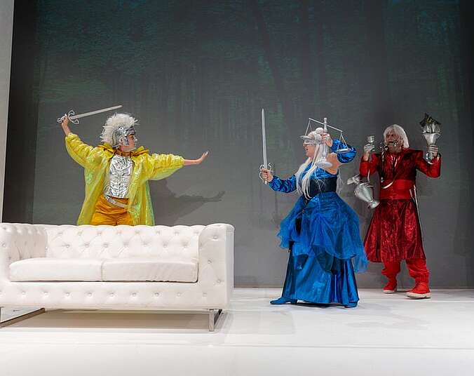 3 Ritter auf einer Theaterbühne