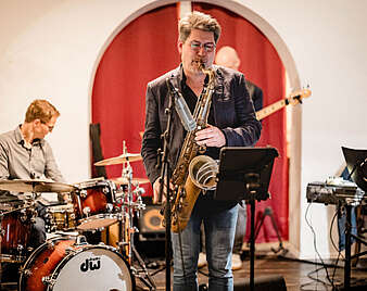 Band auf Bühne
