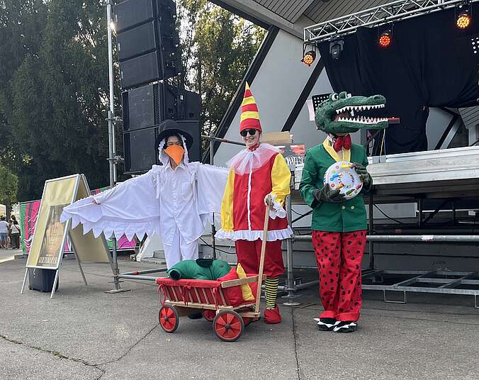 Drei kostümierte Menschen. (Foto: Stadt Friedrichshafen)