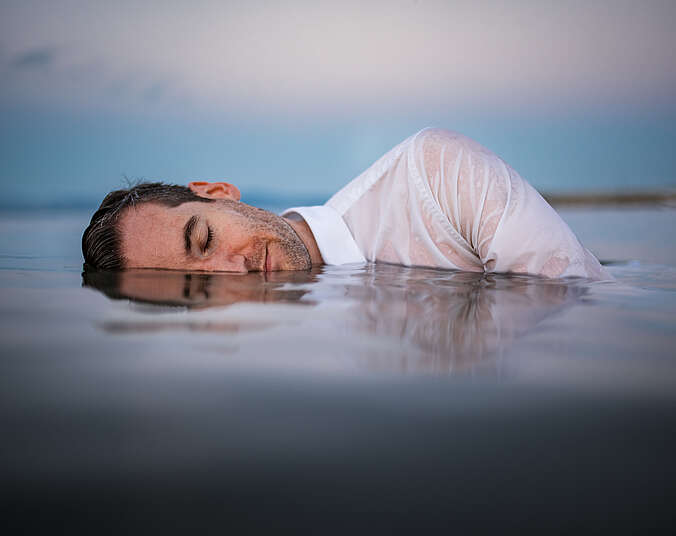 Julian Biberger liegt im Wasser seitlich