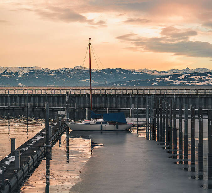 Blick auf den See im Winter