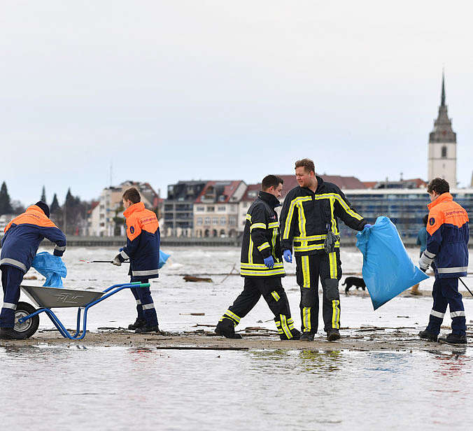 Fünf Freiwillige helfen beim See sauber machen