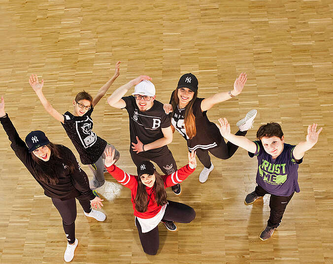 Sechs Jugendliche tanzen