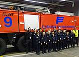 Gruppenbild vor dem Flugfeldlöschfahrzeug der Flughafenfeuerwehr