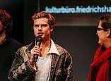 Gewinner des Publikumspreises Linus von Stumberg im Gespräch mit Moderatorin und Filmwissenschaftlerin Katrin Posse.