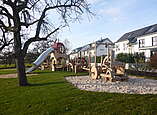 Kletterlandschaft und Röhrenrutsche auf dem Spielplatz Streuobstweg