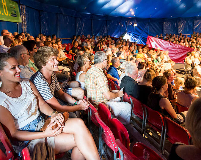 viele Menschen im Festzelt beim Kulturufer