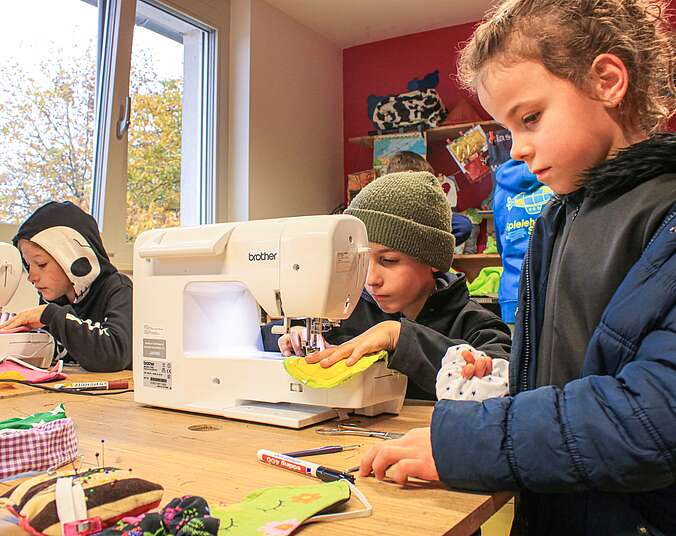 Kinder in der Nähwerkstatt