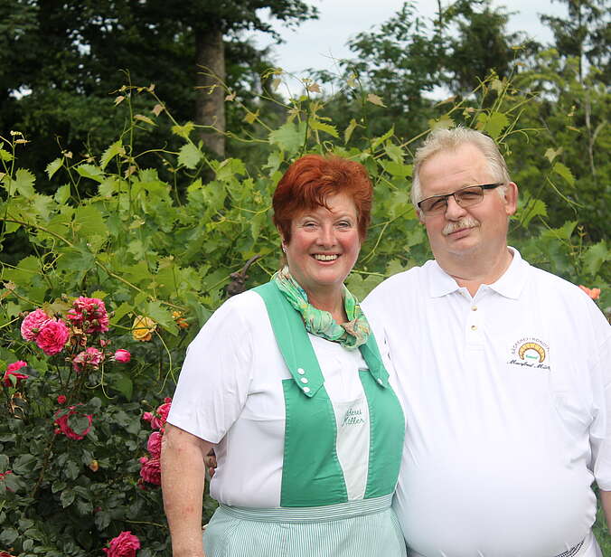 Mann und Frau in Bäckerkleidung