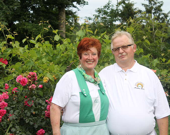 Mann und Frau in Bäckerkleidung