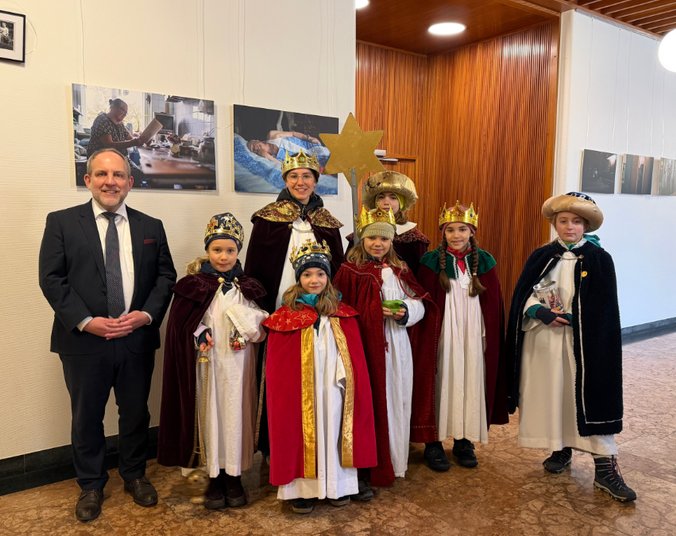 Sternsinger mit Oberbürgermeister im Rathaus