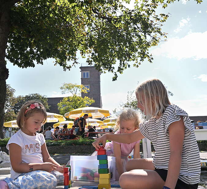 Kinder spielen am See